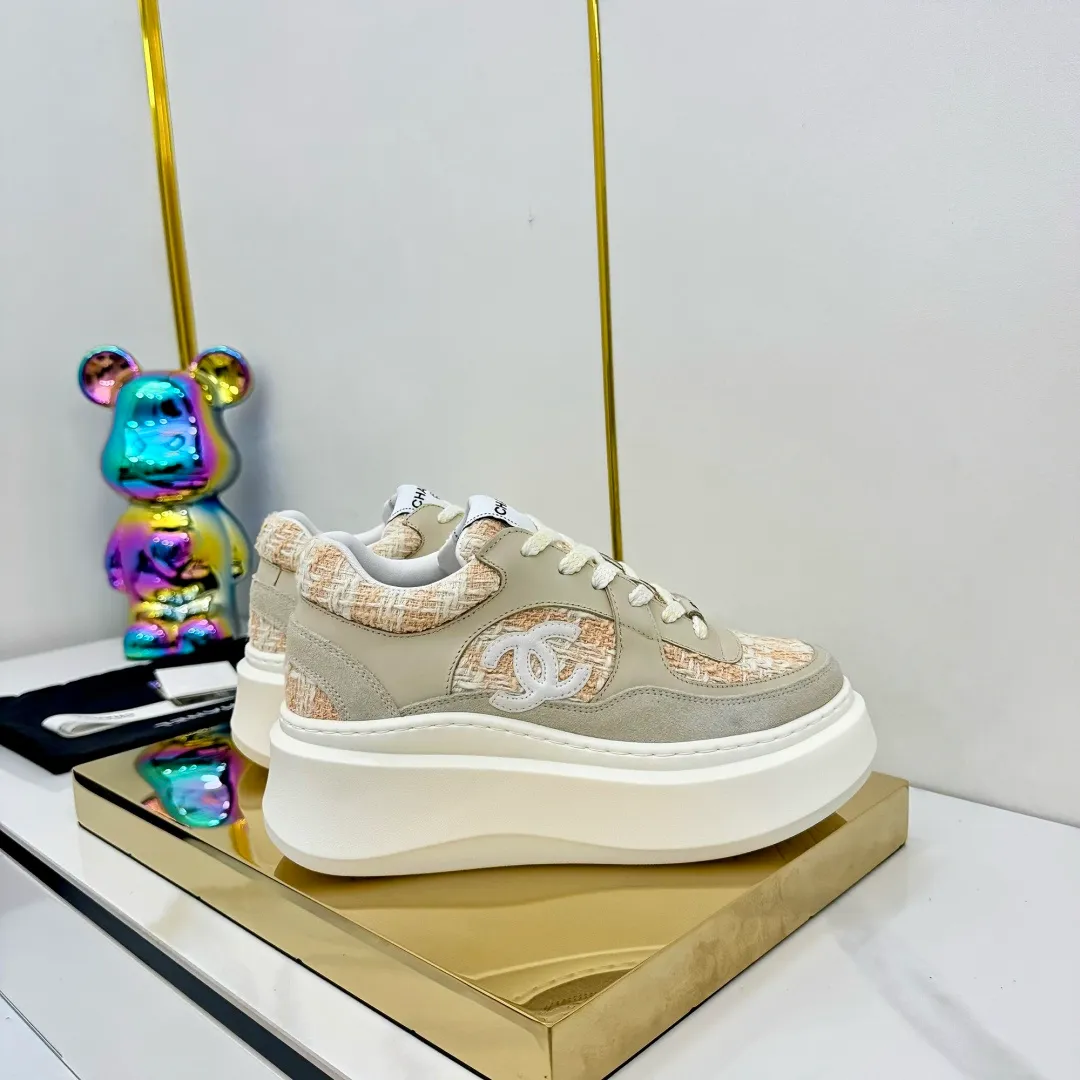 👟👟Ex-factory price 600👟👟 Upgraded version, upgraded version, upgraded version! No rebuttal accepted! ! ! ! Chanel Chanel panda shoes! 2025 counter's top casual sports shoes. This classic design; the upper is electro-embroidered with a variety of techniques; the outsole is fashionable and sporty; the unusual inclusion of a variety of color matching elements... The diversified mix and match is very good-looking and versatile, and can be used for leisure, fashion, sports, and outdoor... ꫛꫀꪝ Go➫ Materials: ❶Upper made of: original imported first-layer silk cowhide + original waterproof cloth + original first-layer cowhide ❷Inner lining: Original Yangli+Net ❸Outsole based on: Original TPU combination outsole Counter boutique packaging complete set for women 35–41 👉 👉 👉 👉 👉